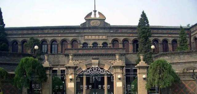 百年西式学府“抢人身”,高原烟火撕开“入口”?  第8张 百年西式学府“抢人身”,高原烟火撕开“入口”?  第8张